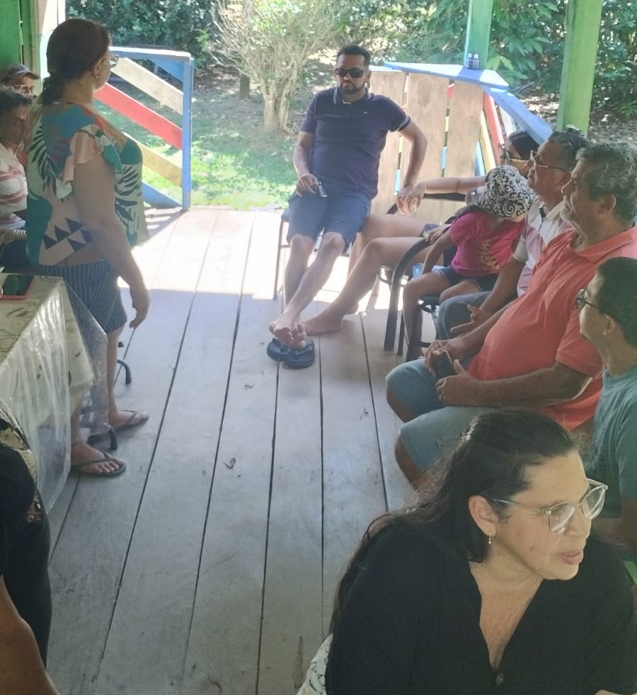 Assembleia de moradores da Comunidade do KM 40 reunidos na varanda do Sítio Boas Novas